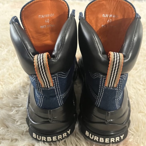 New Authentic Burberry Contrast Sole Ankle Boots - Picture 2 of 5